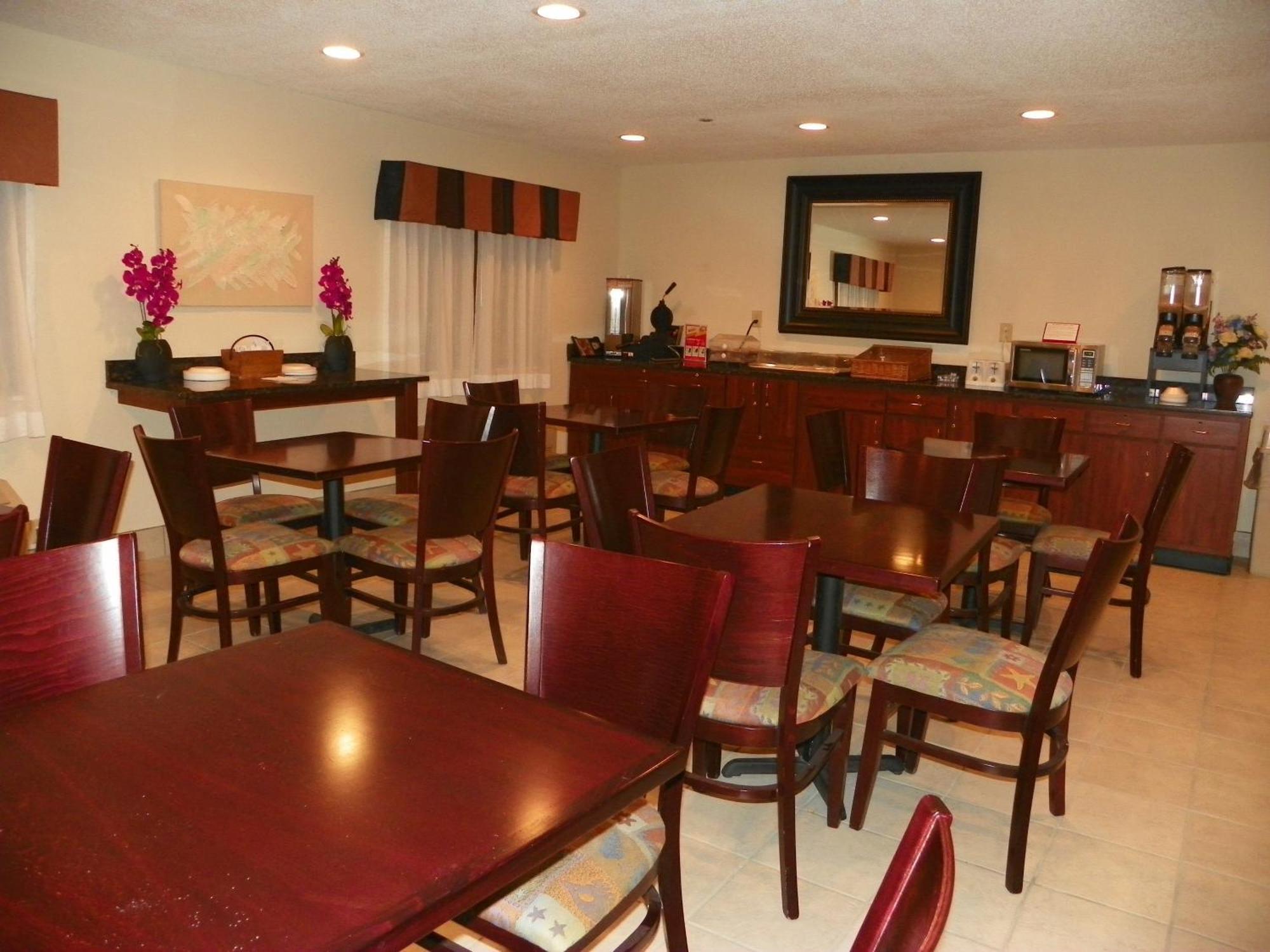 Royalton Inn & Suites Upper Sandusky Esterno foto