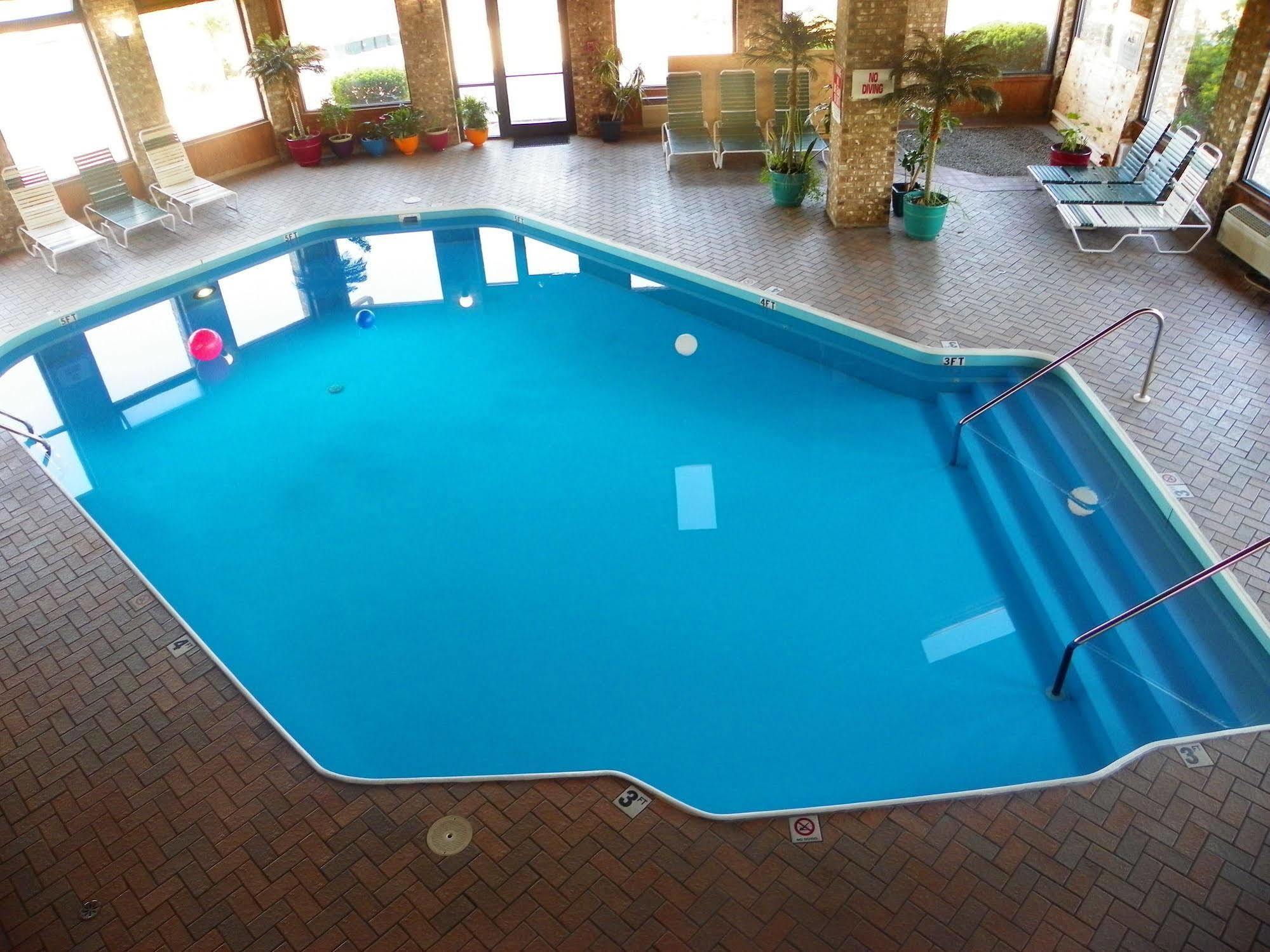 Royalton Inn & Suites Upper Sandusky Esterno foto
