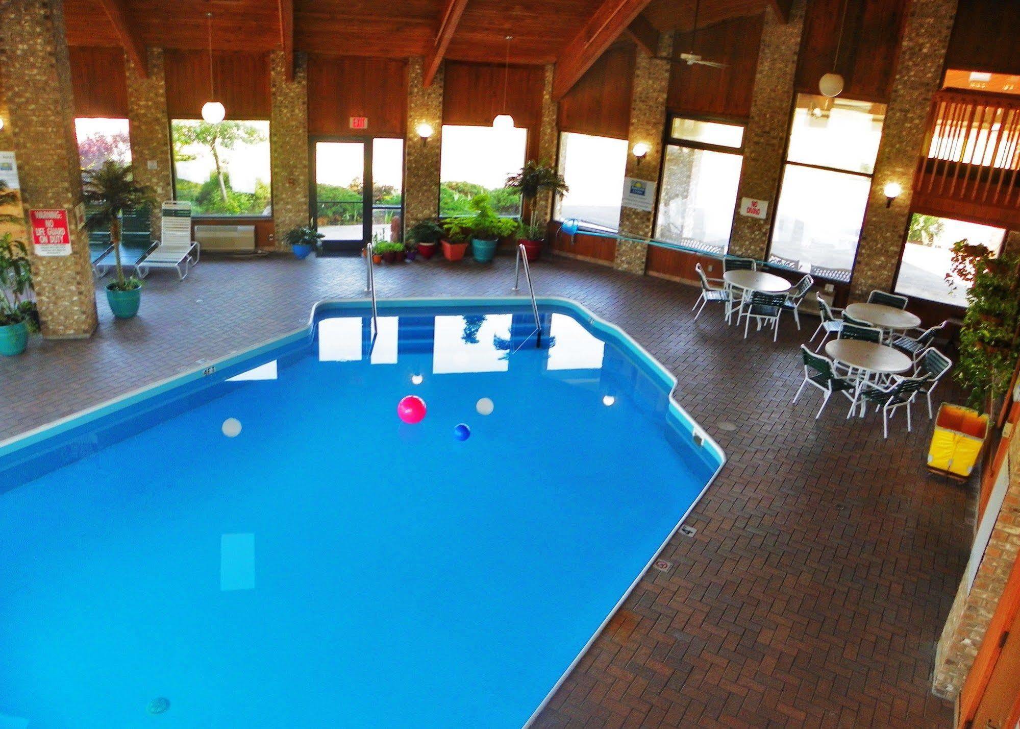 Royalton Inn & Suites Upper Sandusky Esterno foto